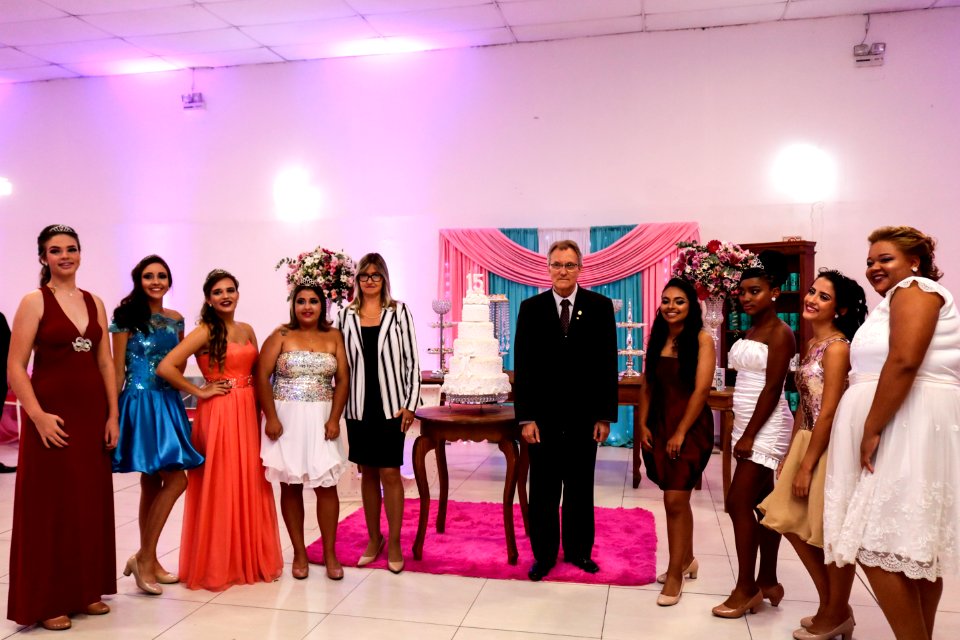 05.04.2019 - Vice-prefeito Idemar Barz prestigia baile de Quinze anos de oito meninas do Projeto Essência - Foto Michel Corvello