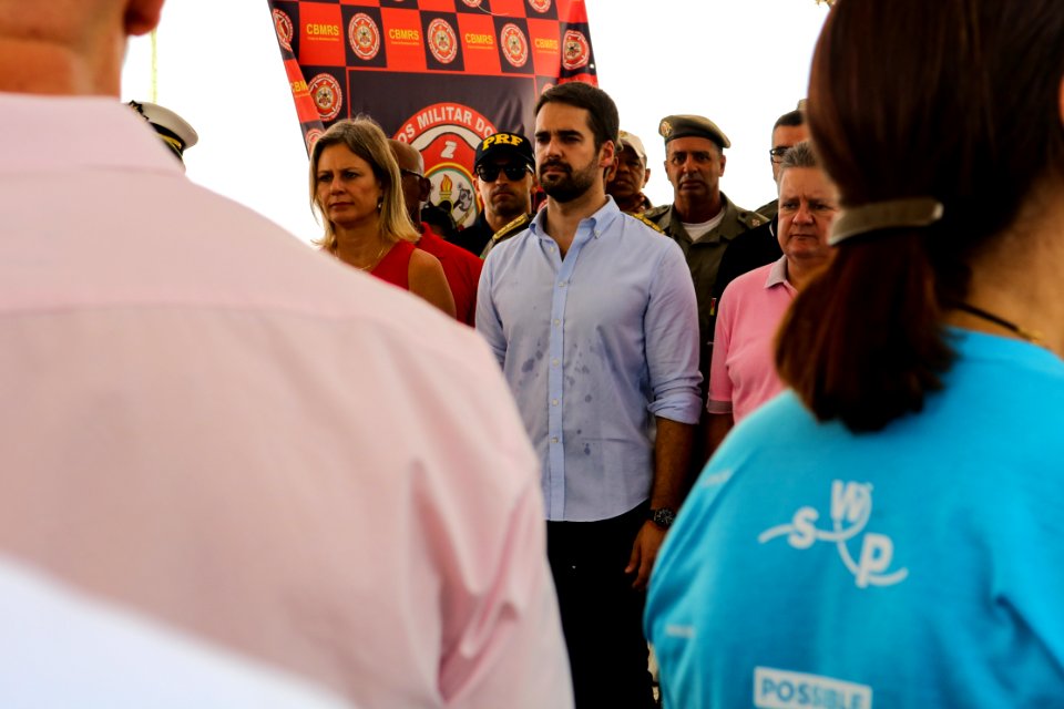 23.02.2019 - Prefeita Paula e governador Eduardo na entrega da medalha aos guarda vidas no Laranjal - Foto Michel Corvello