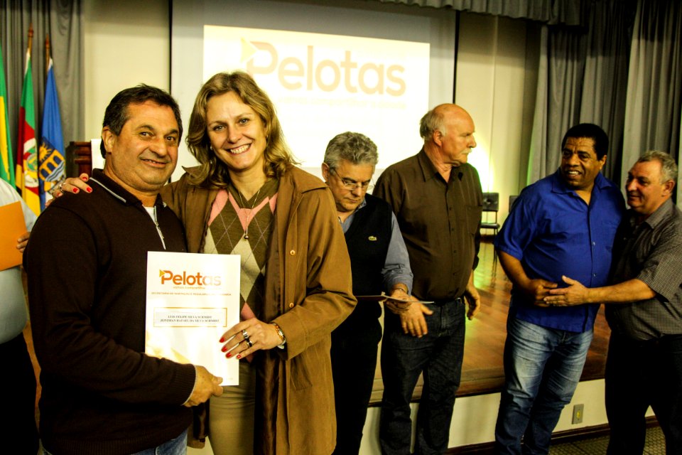 18.09.2018 - Prefeita Paula Mascarenhas durante entrega de lotes de regularização fundiária da ocupação Uruguai - 143 famílias - Foto: Gustavo Vara