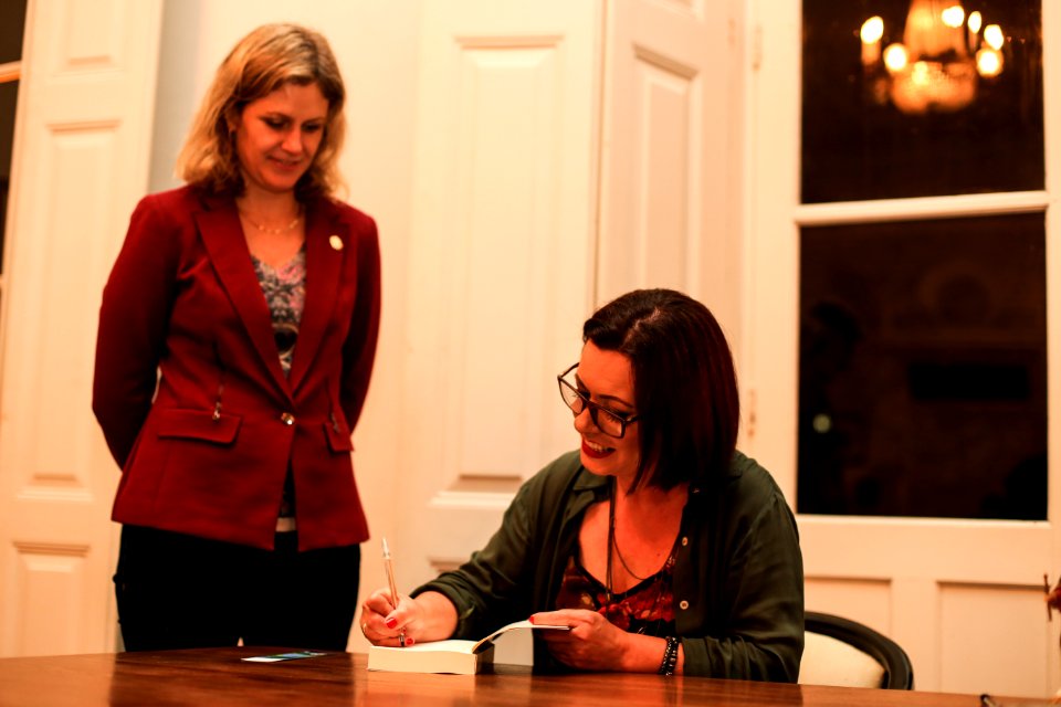 28.09.2018 - Prefeita Paula Mascarenhas prestigia o lançamento do livro Hortênsias de Agosto, da escritora e jornalista Joice Lima - Foto: Gustavo Vara