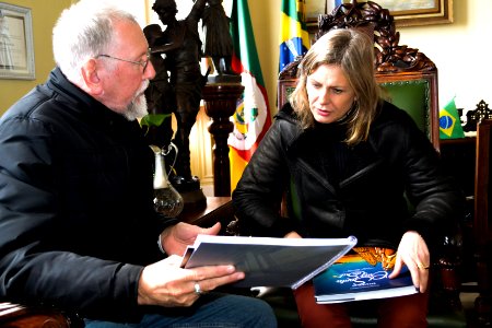 14.06.2018 - Prefeita Paula Mascarenhas em reunião sobre livro fotográfico de Pelotas. FotoMichelCorvello (1)