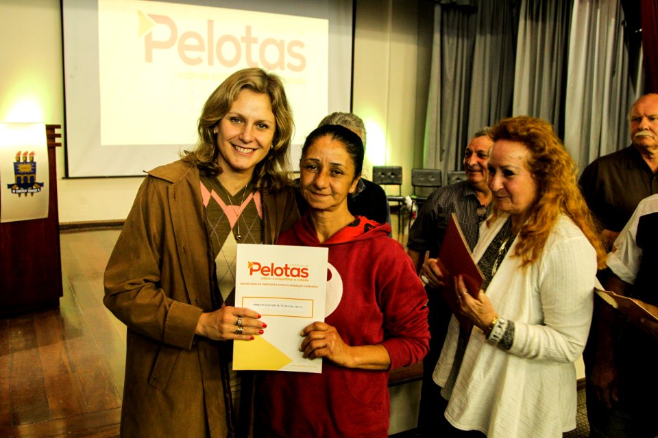 18.09.2018 - Prefeita Paula Mascarenhas durante entrega de lotes de regularização fundiária da ocupação Uruguai - 143 famílias - Foto: Gustavo Vara