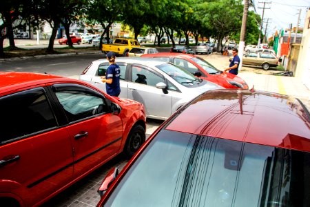 24.01.2018 - Entrega de panfletos sobre a proibição de estacionamento de veículos na calçada. STT na Ferreira Vianna