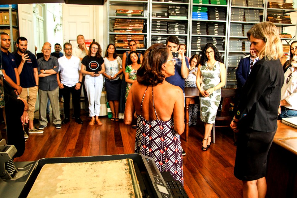 19.02.2019 - Prefeita Paula Mascarenhas participa da entrega do scanner planetário para digitalização do acervo da Bibliotheca Pública Pelotense - Foto: Gustavo Vara