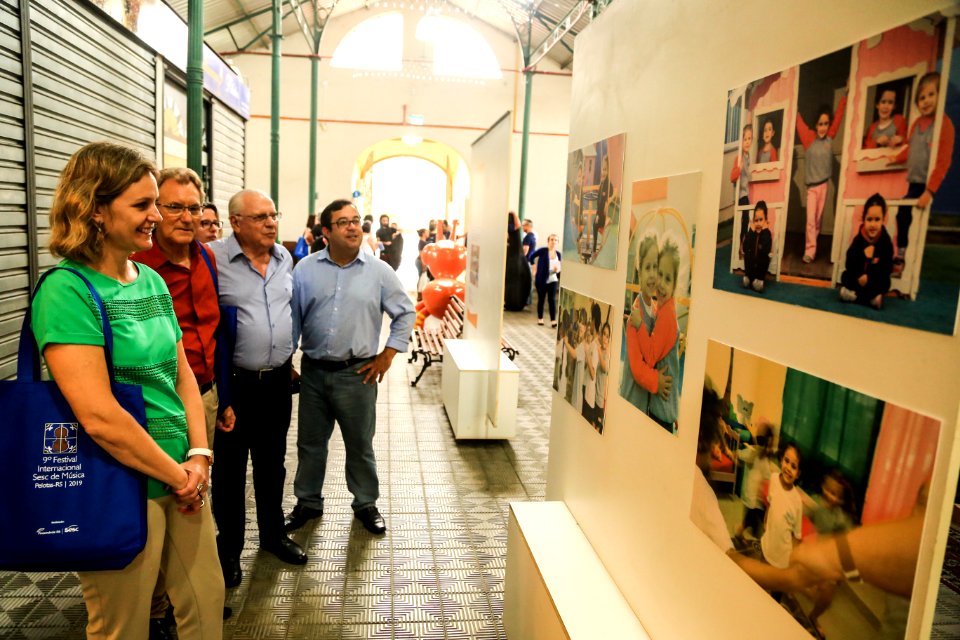 14.01.2019 - Prefeita Paula Mascarenhas e o vice Idemar Barz prestiam a abertura da exposição fotográfica 'Um olhar para o amanhã' - Foto: Gustavo Vara