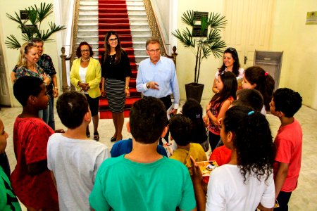 23.11.2017 - Prefeito em exercício Idemar Barz recebe alunos da Escola Fernando Osório que visitam o Paço Municipal