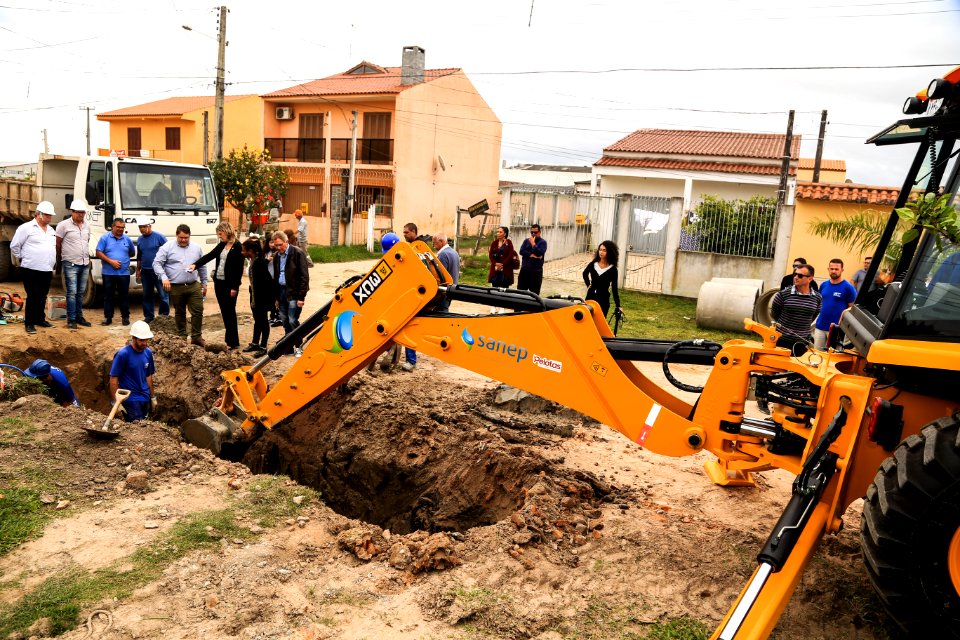 11.10.2018 - Prefeita Paula Mascarenhas e o vice Idemar Barz realizam a entrega de veículos no reservatório R5, entrega de máquinas e visita nas obras do Sanep,  no Fragata - Foto: Gustavo Vara
