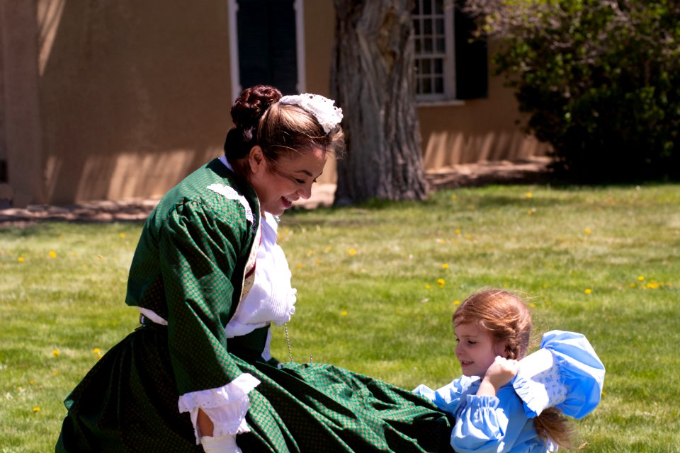 Living History: Historic Woman and Girl