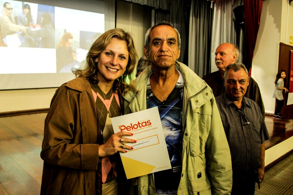 18.09.2018 - Prefeita Paula Mascarenhas durante entrega de lotes de regularização fundiária da ocupação Uruguai - 143 famílias - Foto: Gustavo Vara