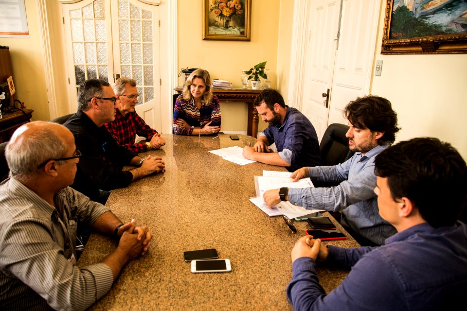 06.11.2018  - Prefeita Paula Mascarenhas e o vice Idemar Barz durante assinatura dos contratos com a empresa Encopav para execução das obras de pavimentação das ruas: Avenida São Jorge, Dr. Amarante e Theodoro Born - Foto: Gustavo Vara
