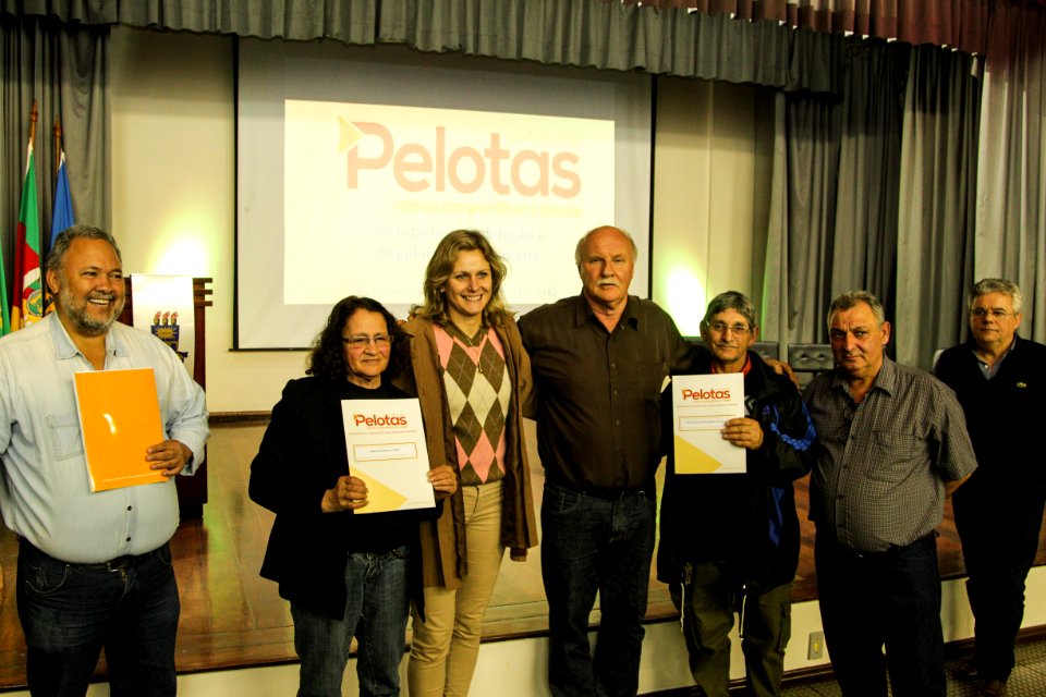 18.09.2018 - Prefeita Paula Mascarenhas durante entrega de lotes de regularização fundiária da ocupação Uruguai - 143 famílias - Foto: Gustavo Vara