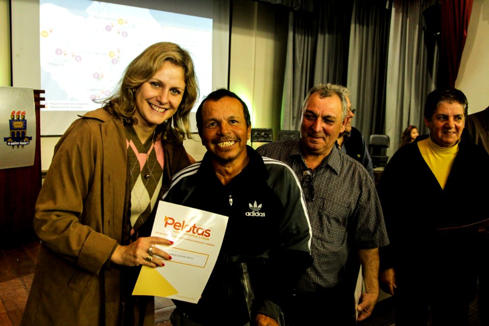 18.09.2018 - Prefeita Paula Mascarenhas durante entrega de lotes de regularização fundiária da ocupação Uruguai - 143 famílias - Foto: Gustavo Vara
