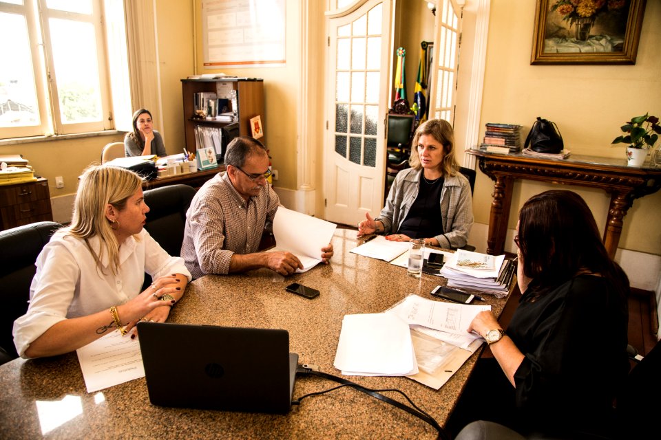 22.10.2018 - Prefeita Paula Mascarenhas em reunião com secretário de Educação e Desporto, Artur Corrêa, Loreni Peverada e Aliceia Ceciliano - Foto: Gustavo Vara