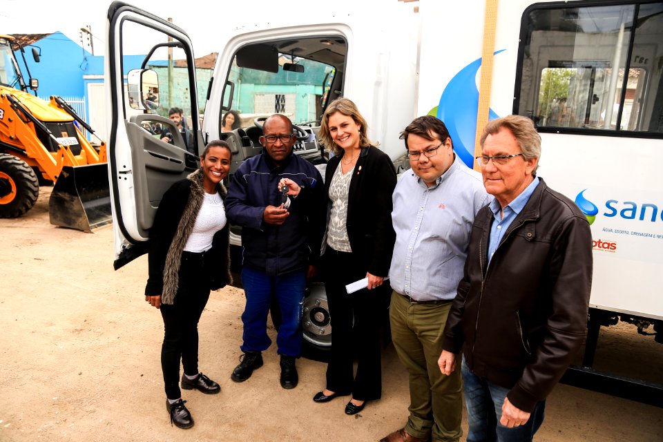 11.10.2018 - Prefeita Paula Mascarenhas e o vice Idemar Barz realizam a entrega de veículos no reservatório R5, entrega de máquinas e visita nas obras do Sanep,  no Fragata - Foto: Gustavo Vara