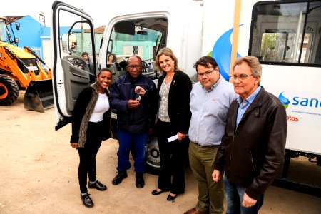 11.10.2018 - Prefeita Paula Mascarenhas e o vice Idemar Barz realizam a entrega de veículos no reservatório R5, entrega de máquinas e visita nas obras do Sanep,  no Fragata - Foto: Gustavo Vara