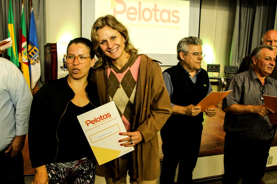 18.09.2018 - Prefeita Paula Mascarenhas durante entrega de lotes de regularização fundiária da ocupação Uruguai - 143 famílias - Foto: Gustavo Vara