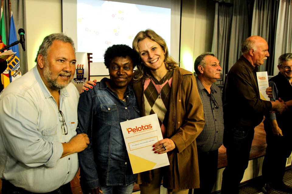 18.09.2018 - Prefeita Paula Mascarenhas durante entrega de lotes de regularização fundiária da ocupação Uruguai - 143 famílias - Foto: Gustavo Vara