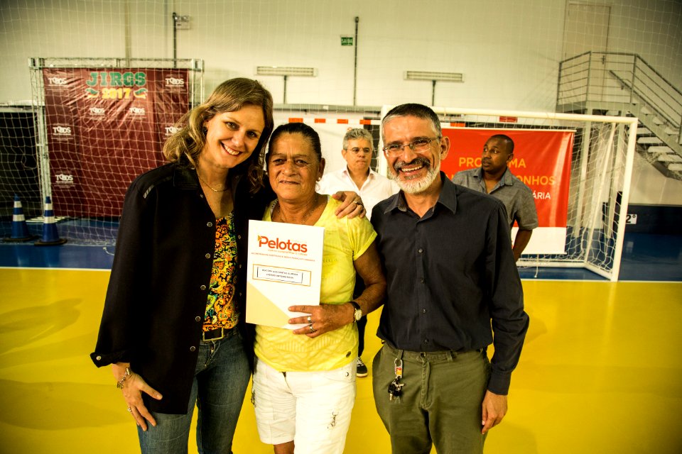 25.01.2018 - Prefeita Paula Mascarenhas durante entrega de certificados de regularizacão fundiária do Mário Meneghetti - Foto: Gustavo Vara