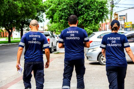 24.01.2018 - Entrega de panfletos sobre a proibição de estacionamento de veículos na calçada. STT na Ferreira Vianna
