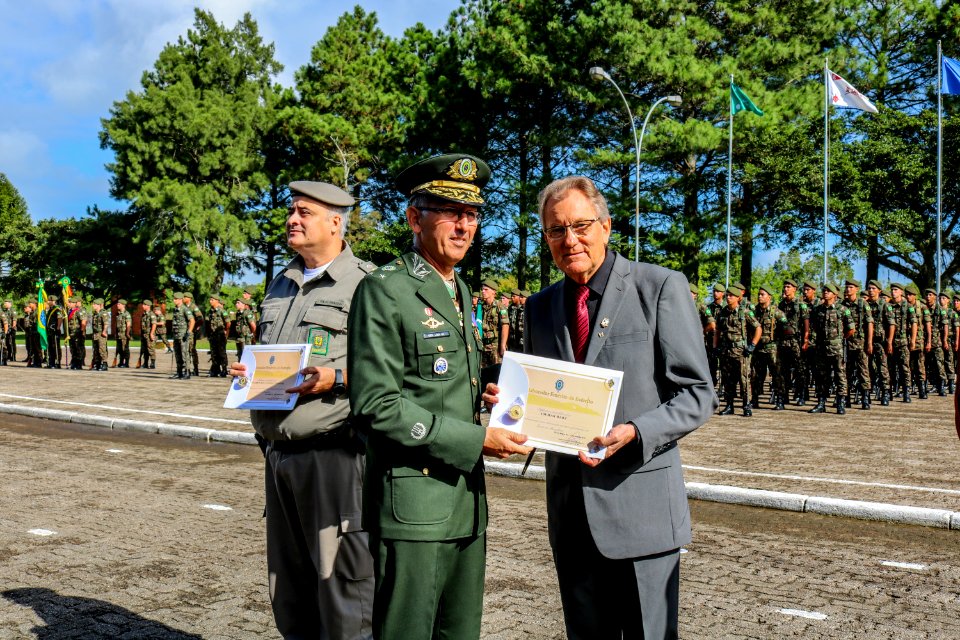 17.04.2019 - Vice-prefeito Idemar Barz é homenageado pelo Exército Brasileiro