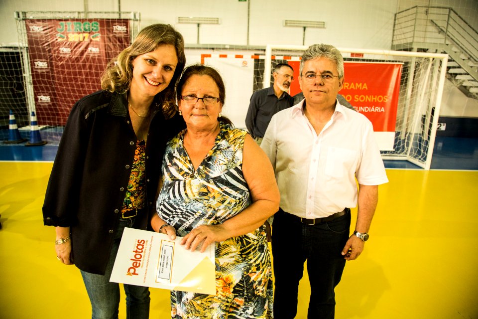 25.01.2018 - Prefeita Paula Mascarenhas durante entrega de certificados de regularizacão fundiária do Mário Meneghetti - Foto: Gustavo Vara