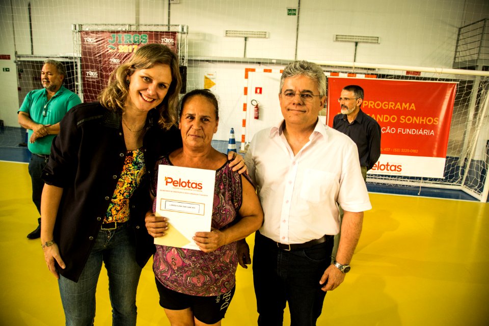 25.01.2018 - Prefeita Paula Mascarenhas durante entrega de certificados de regularizacão fundiária do Mário Meneghetti - Foto: Gustavo Vara