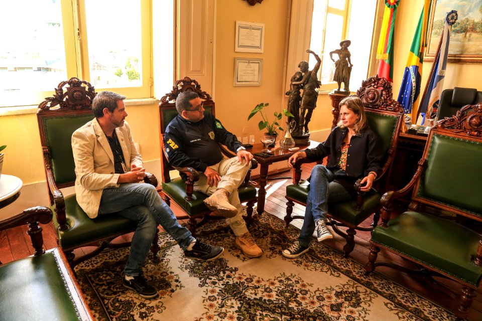 25.01.2018 - Prefeita Paula Mascarenhas em reunião com José Dourado e Goia da Polícia Rodoviária Federal