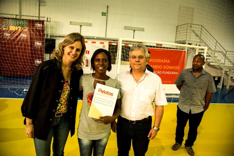 25.01.2018 - Prefeita Paula Mascarenhas durante entrega de certificados de regularizacão fundiária do Mário Meneghetti - Foto: Gustavo Vara