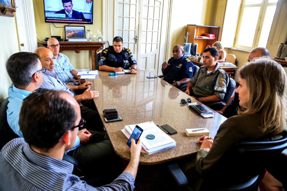 24.01.2018 - Prefeita Paula Mascarenhas em reunião com forças policiais e secretarias, sobre estratégias para elevar a segurança no transporte coletivo
