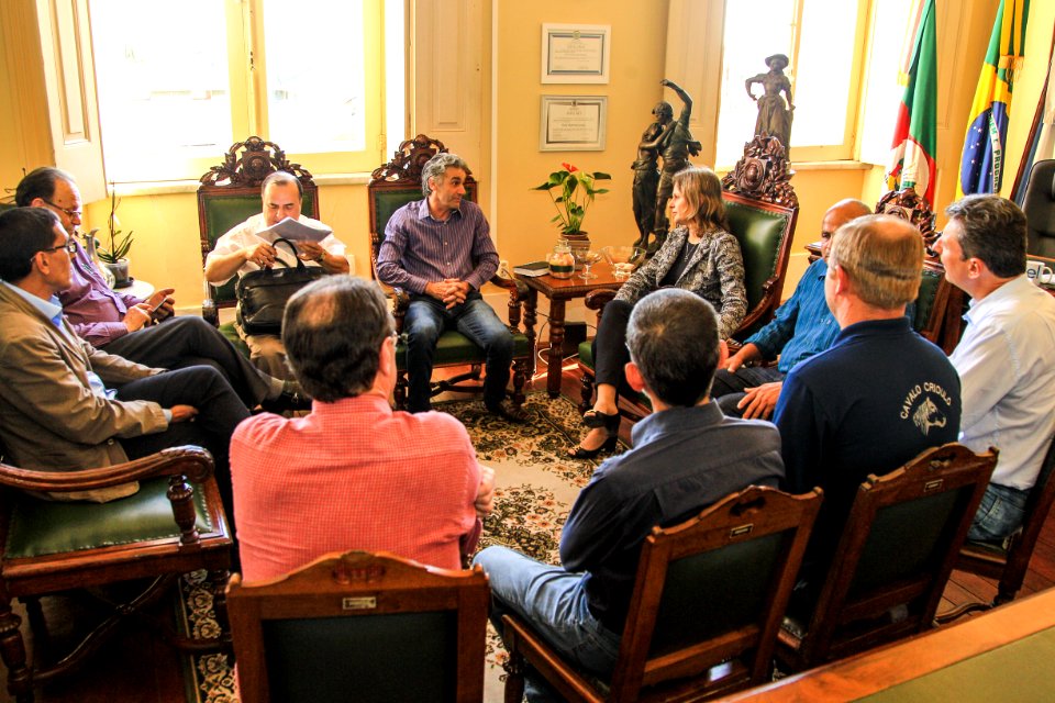 31.10.2017 - Prefeita Paula Mascarenhas em reunião com Sindocopel e secretário de Desenvolvimento Rural, Jair Seidel.