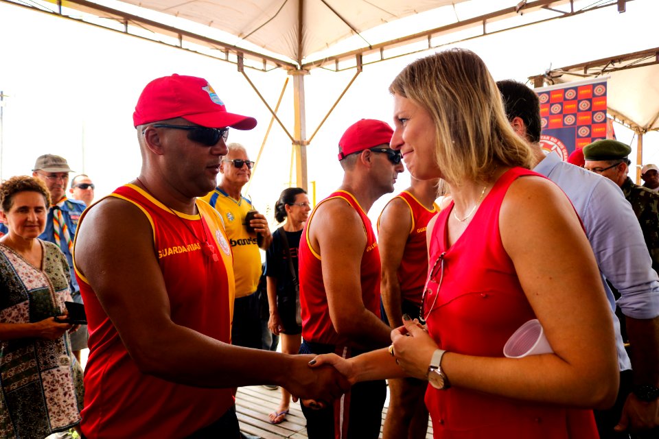 23.02.2019 - Prefeita Paula e governador Eduardo na entrega da medalha aos guarda vidas no Laranjal - Foto Michel Corvello