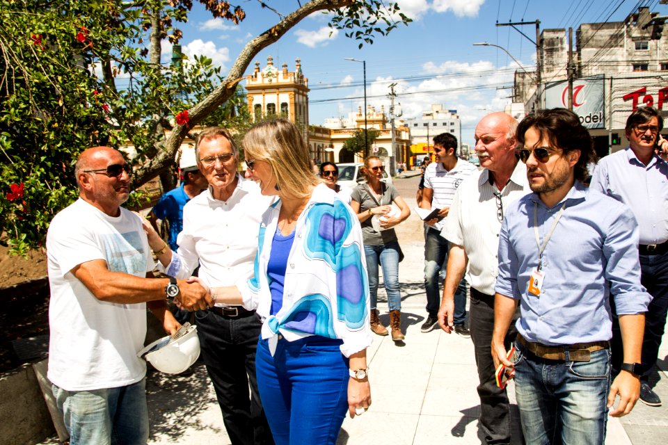 01.03.2019 - Prefeita Paula Mascarenhas e o vice Idemar Barz durante caminhada de vistoria à obra do Calçadão - Foto: Gustavo Vara
