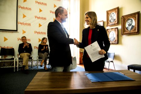 17.04.2019 - Prefeita Paula Mascarenhas realiza assinatura do termo de colaboração entre Prefeitura, via Secretaria de Assistência Social, e CIEE, tendo como objetivo a concessão de apoio para implementação das ações do programa Acesso ao Trabalho alinhad