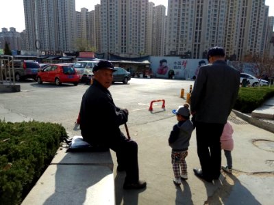 2017-11-10 Old Man sitting Yantai ZHANG Jin