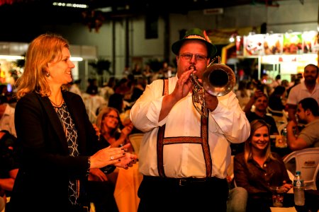 31.10.2018 - Prefeita Paula Mascarenhas e o vice Idemar Barz participam do jantar de abertura da Oktoberfest de Pelotas - Foto: Gustavo Vara