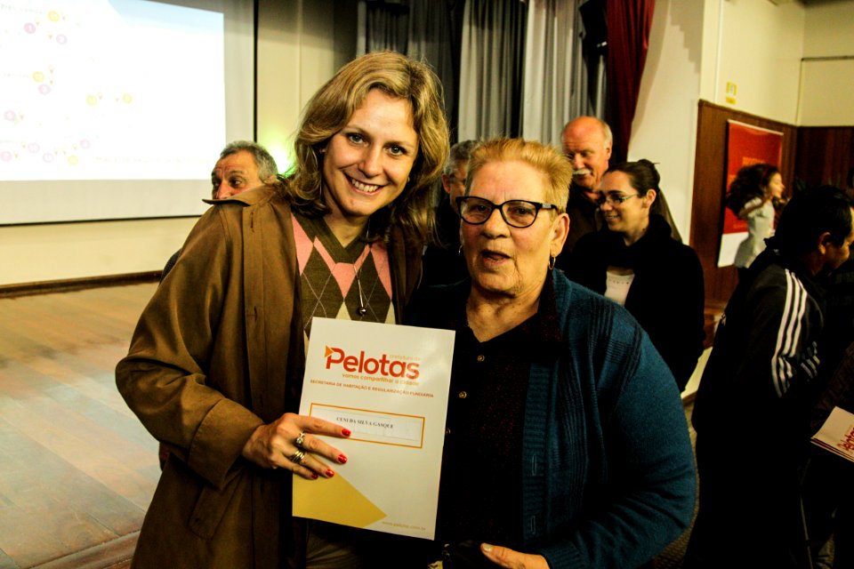 18.09.2018 - Prefeita Paula Mascarenhas durante entrega de lotes de regularização fundiária da ocupação Uruguai - 143 famílias - Foto: Gustavo Vara