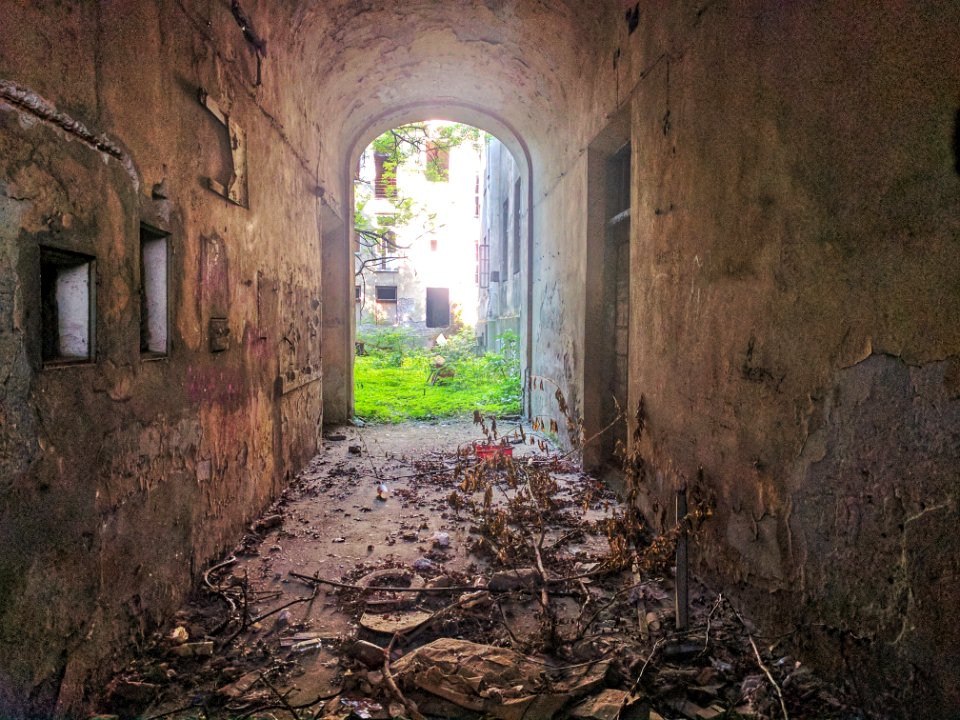 Ul. Wronia, Warszawa. Ruiny kamienicy   Wronia street, Warsaw. Ruins of the old tenement house