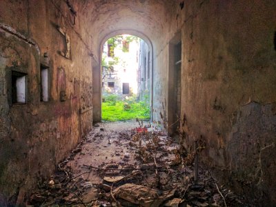 Ul. Wronia, Warszawa. Ruiny kamienicy   Wronia street, Warsaw. Ruins of the old tenement house