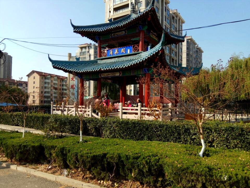2017-11-10 Pavillon with gathering of old people Yantai ZHANG Jin
