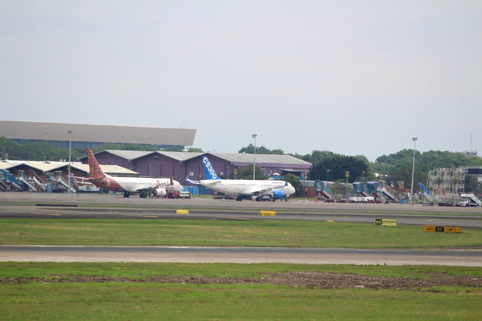 Bombardier CS300 and Boeing 737-800