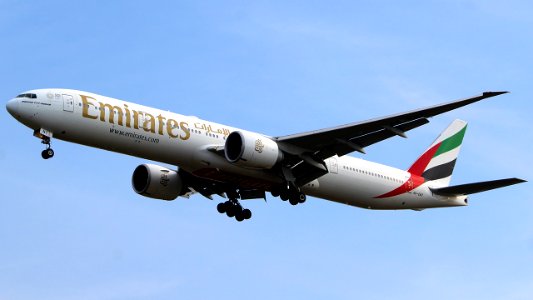 Emirates Boeing 777-31HER A6-ENT photo