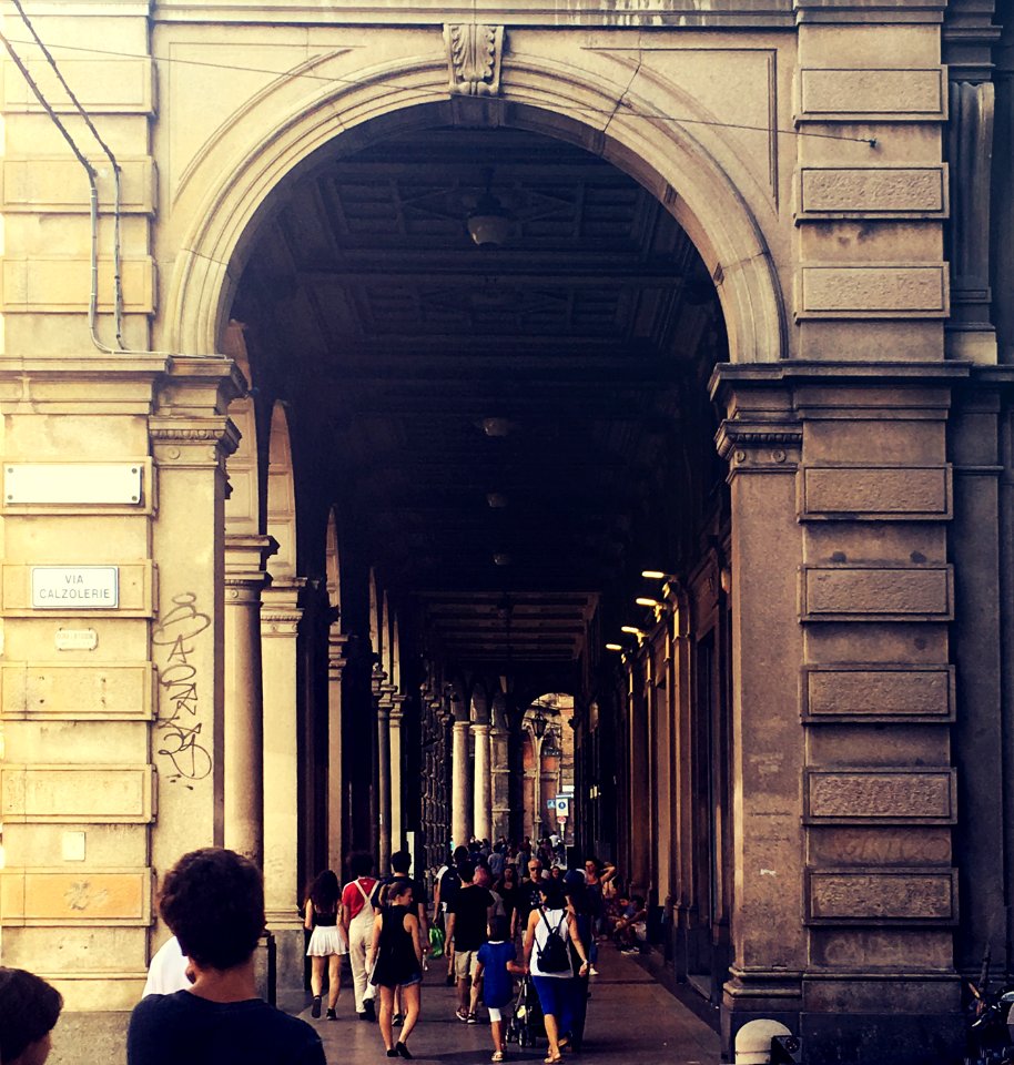 Bologna, Emilia-Romagna, Italy. The shopping arcade in via Calzolerie