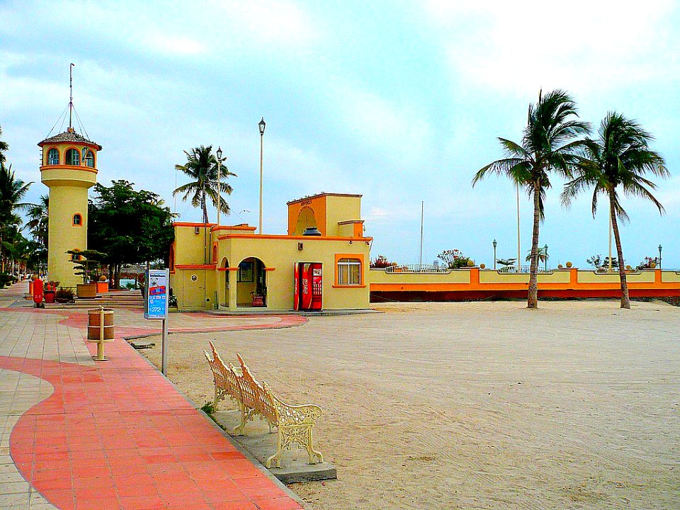 El faro del muelle pintado de los colores de la administración