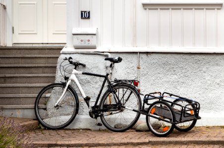 Bike with trailer at Gamla Strandgatan 10, Gamlestan, Lysekil photo