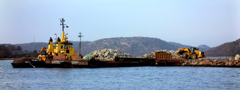 Loading granite rocks on a barge at Rixö photo