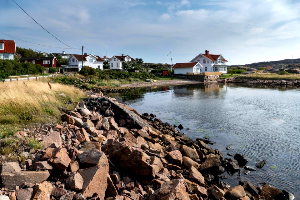 White house with a small beach in Norra Grundsund 4 photo