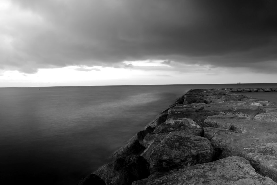 DIQUE HACIA EL HORIZONTE