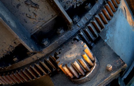 Cog wheel on a huge crane claw - 1 photo