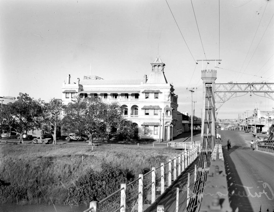 1947. The Criterion Hotel and the "old" Fitzroy Bridge, Rockhampton.