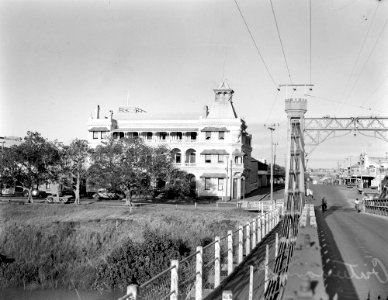 1947. The Criterion Hotel and the "old" Fitzroy Bridge, Rockhampton.